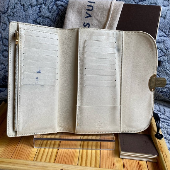 COPY - Louis Vuitton Mahina Portefeuille Amelia Long Wallet - Picture 5 of 16